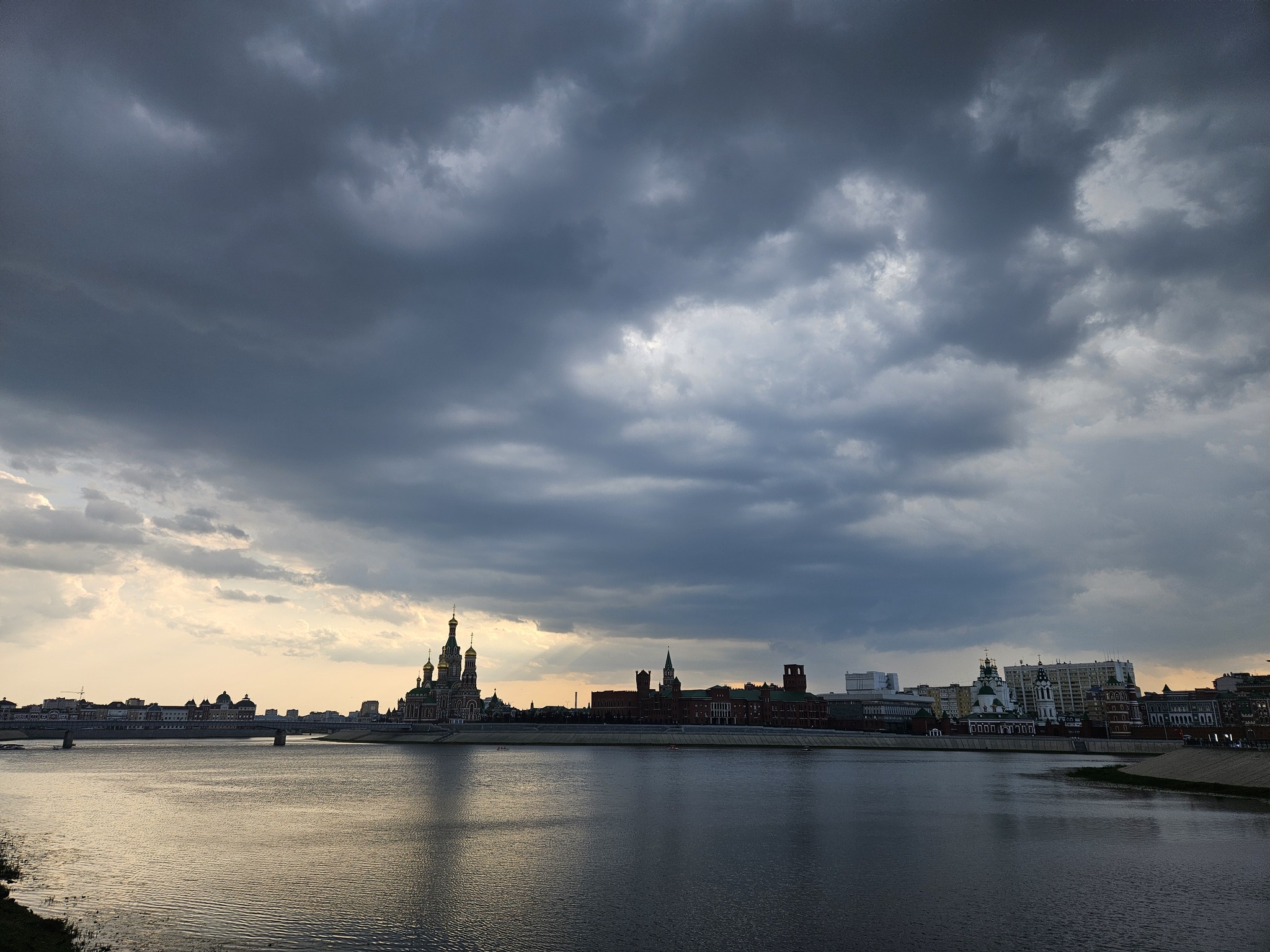 Evening on the Bruges embankment. Yoshkar-Ola - My, Russia, Yoshkar-Ola, Bruges, Travels, Water, Evening, Mobile photography, Longpost