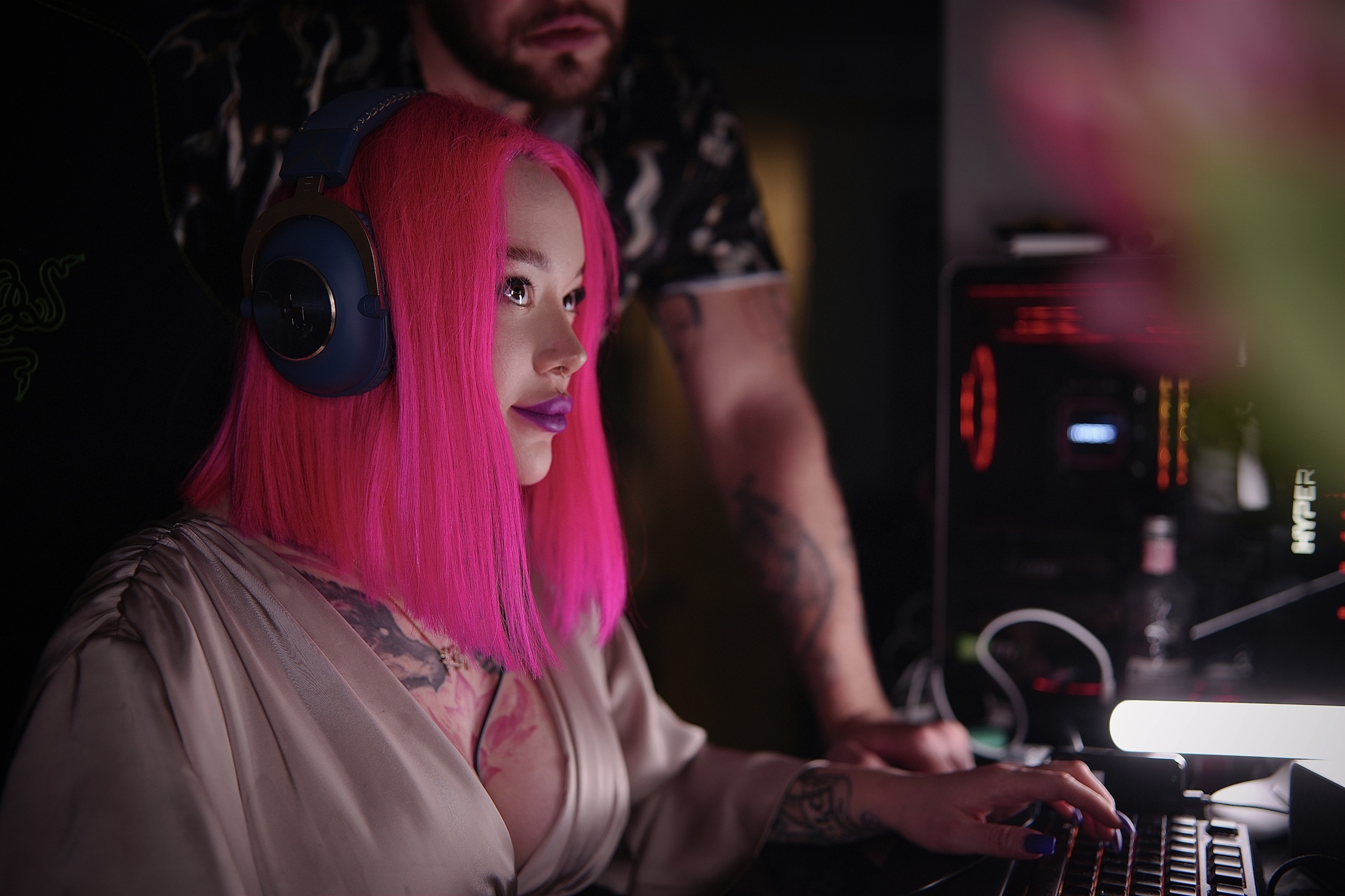 Your husband will ask you what you love more, him or League of Legends, but you won't hear because the game has already started. - My, League of legends, Gamers, Pink hair, Computer games, Logitech, Computer, Girl with tattoo, Gamer Girls, The photo