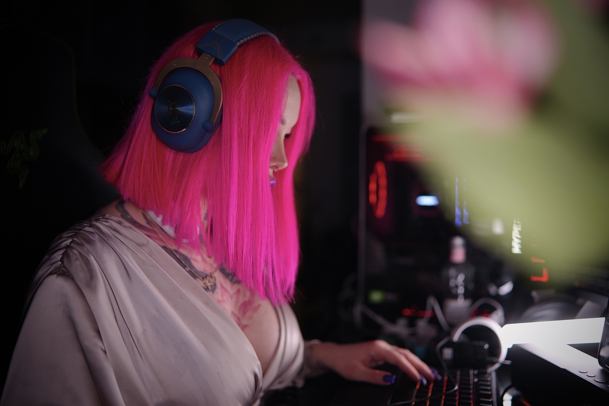 Your husband will ask you what you love more, him or League of Legends, but you won't hear because the game has already started. - My, League of legends, Gamers, Pink hair, Computer games, Logitech, Computer, Girl with tattoo, Gamer Girls, The photo