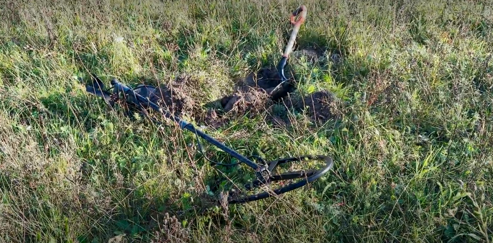 I came across a powerful metal signal on the road - how could I not dig it up? - My, Find, Abandoned, Forest, Search, Longpost