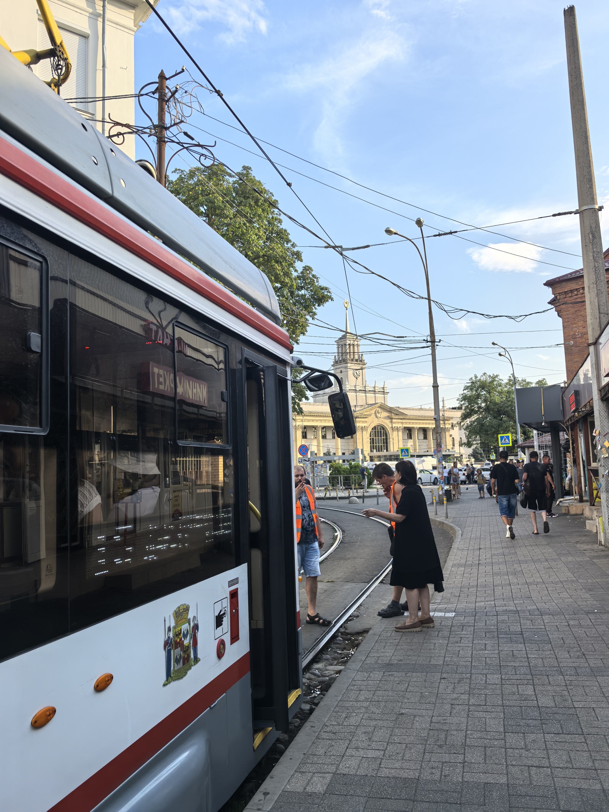 Девушка в мини юбке пытается залезть в автобус порно ⚡️ Найдено секс видео на andreev62.ru