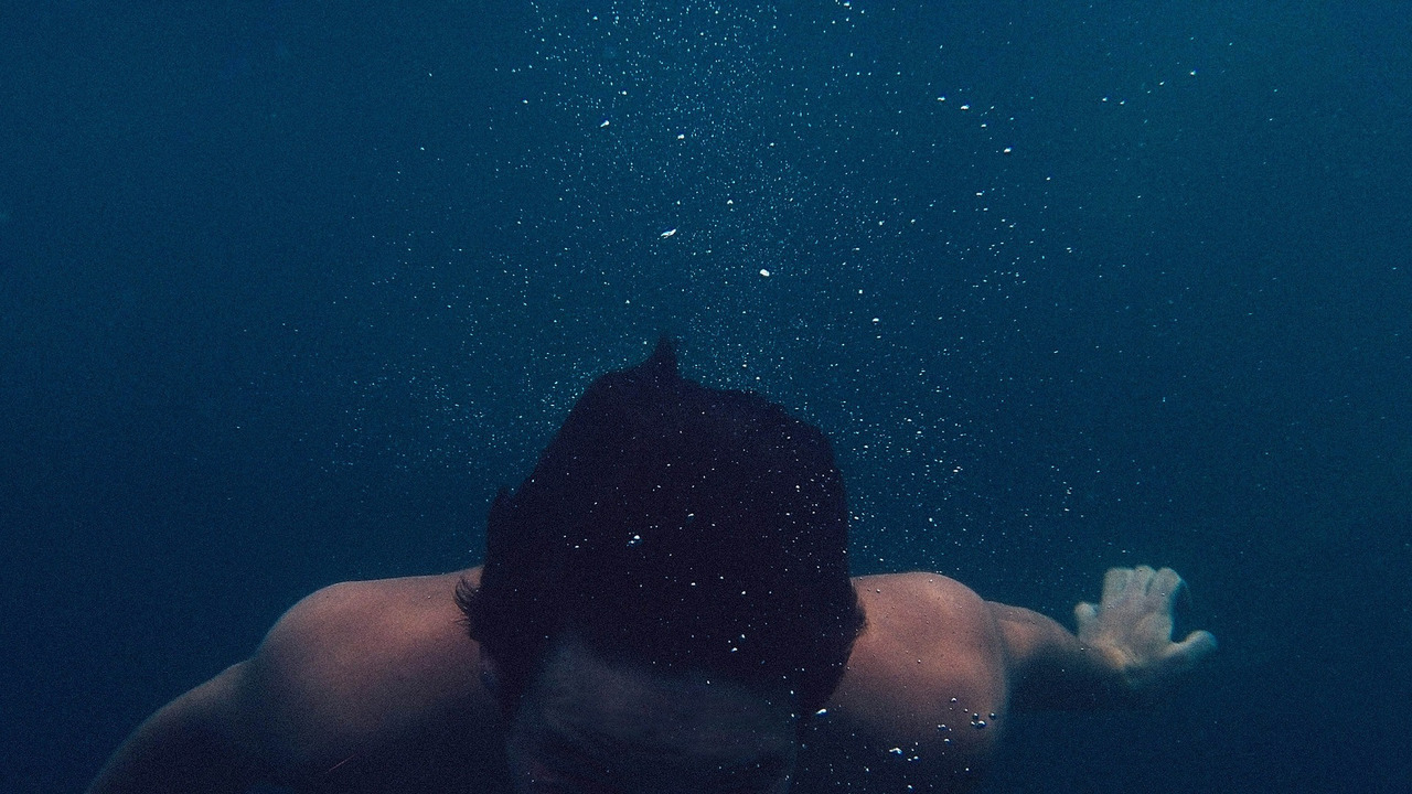 WHY DO I FALL OR DROWN IN WATER IN MY DREAMS? - Ask Peekaboo, Picture with text, Question