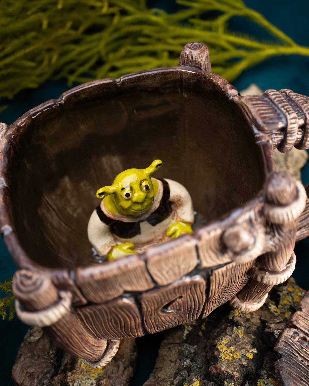 Ceramicists have figured out the secret to sales and have started making mugs in the shape of Shrek sitting in his wooden toilet. - Shrek, Кружки, Marketing, Humor, Toilet, Telegram (link), Video, Soundless, Vertical video, Longpost