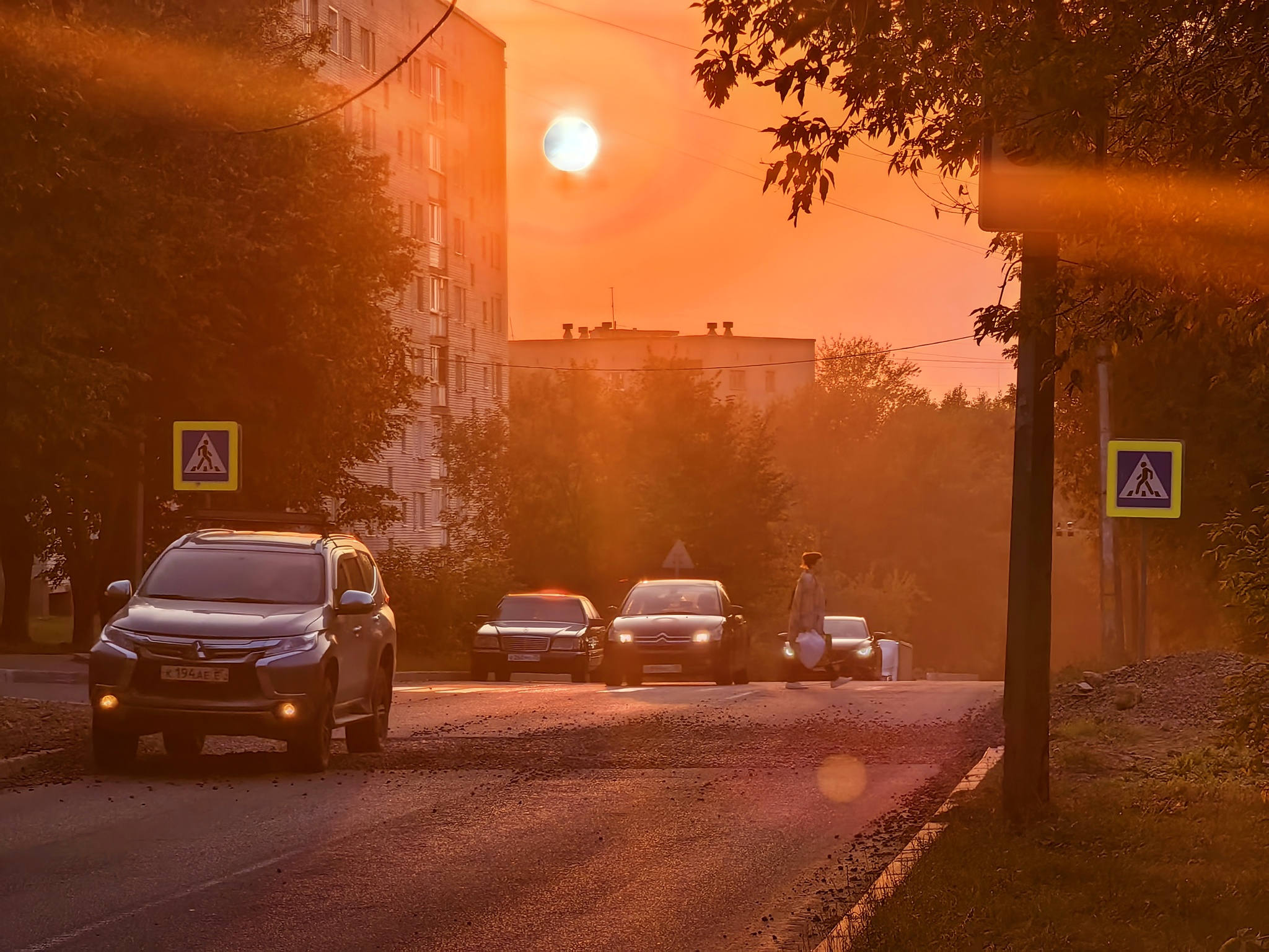 Что-то на закатном - Моё, Машина, Пешеход, Пешеходный переход, Мобильная фотография, Закат