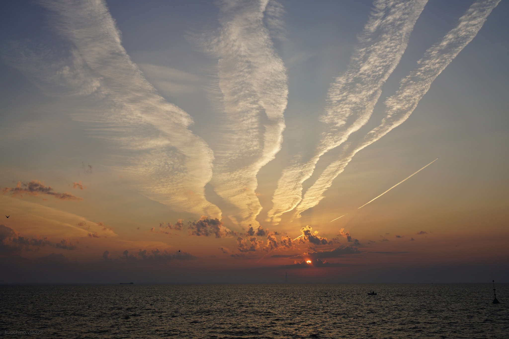 Condensation Trail Surprise, 20 mins) - My, The photo, Sunrise, Clouds, dawn, Longpost