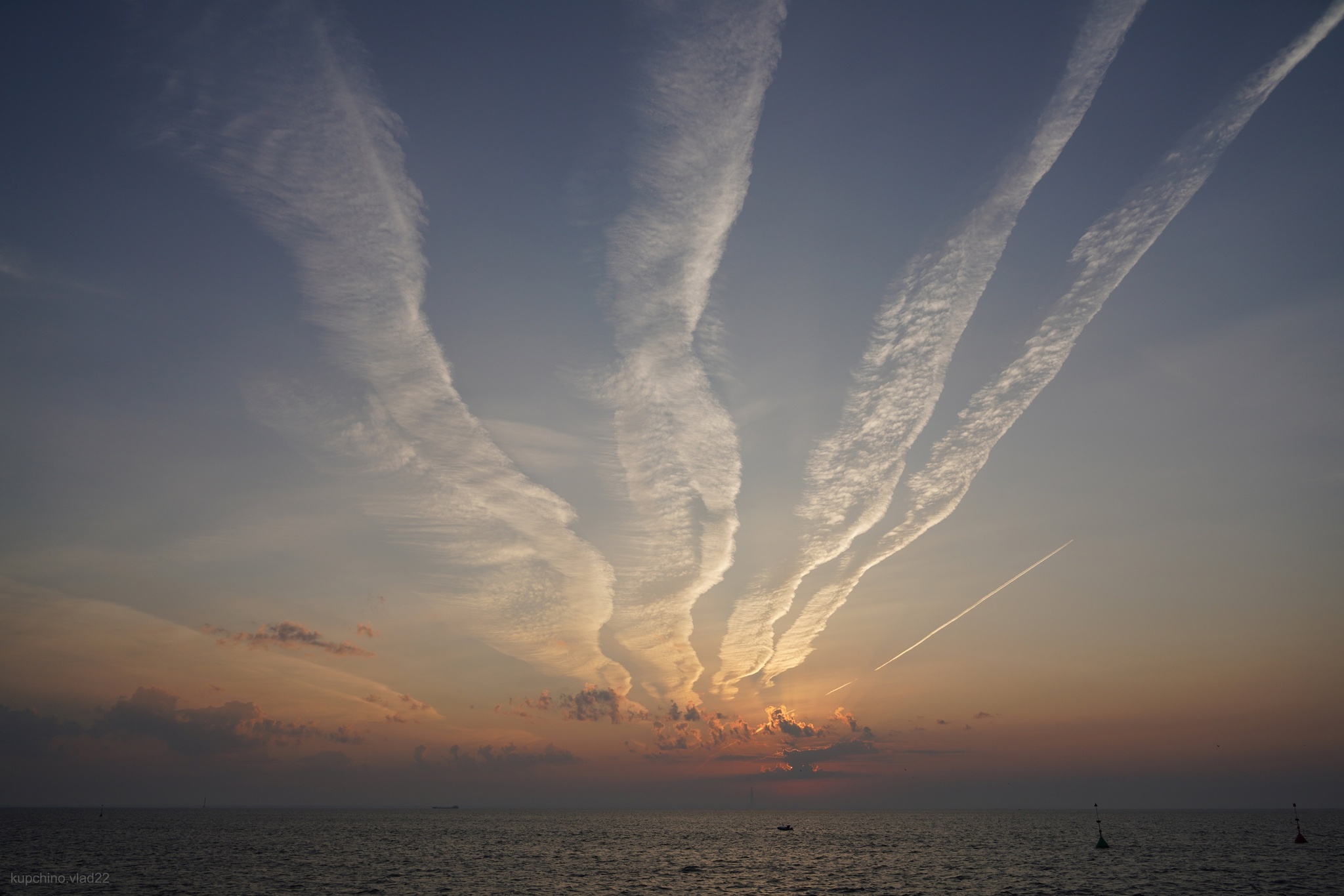 Condensation Trail Surprise, 20 mins) - My, The photo, Sunrise, Clouds, dawn, Longpost