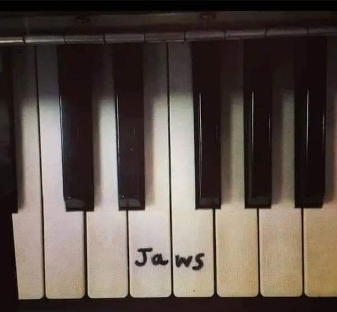 The first musical composition has been mastered ))) - Jaws, Steven Spielberg, Shark, Music, Keys