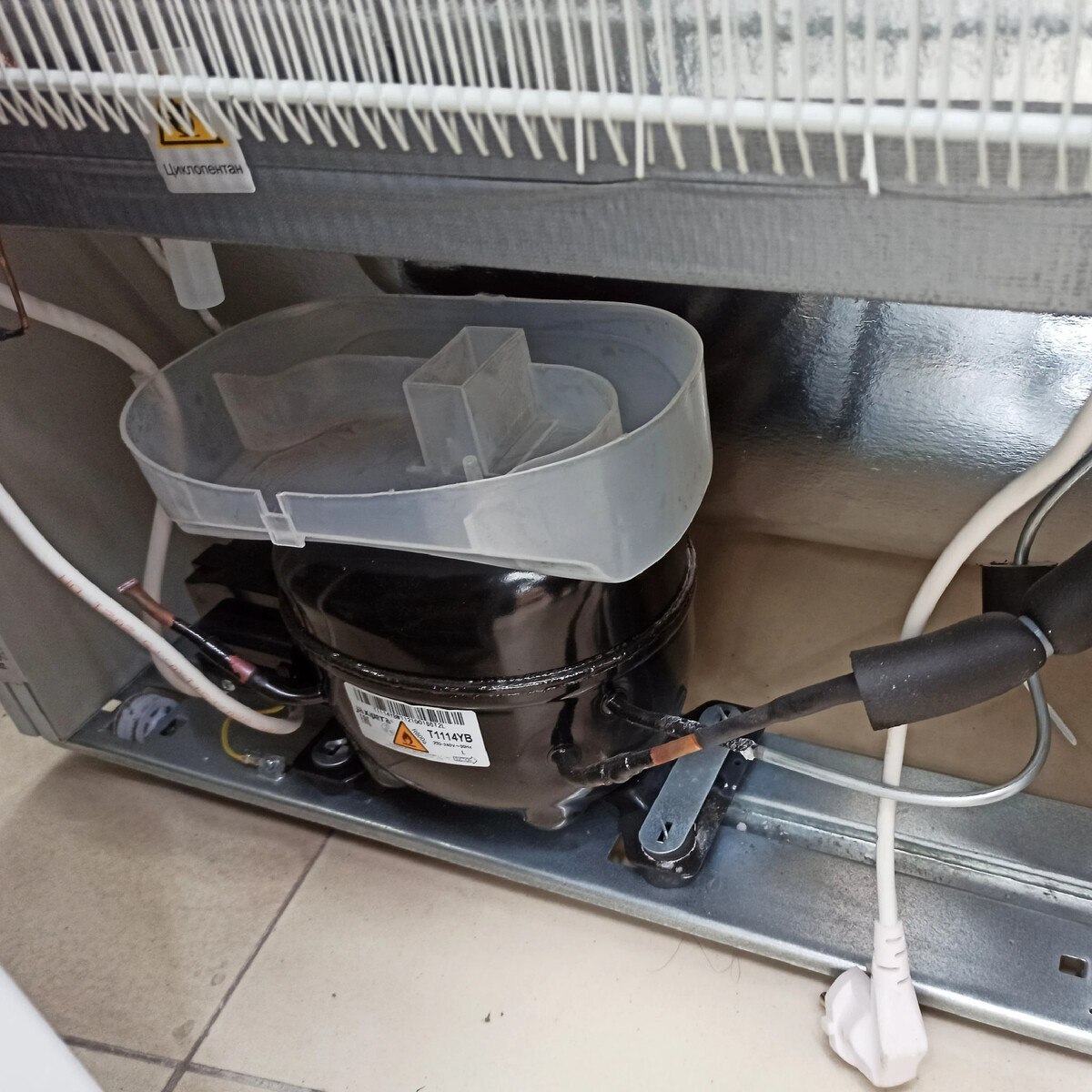 Water under the refrigerator - the tray is leaking, the liquid in it is overflowing, it does not have time to evaporate. What to do? - My, Repair, Tools, Repair of equipment, Appliances, Refrigerator, Breaking