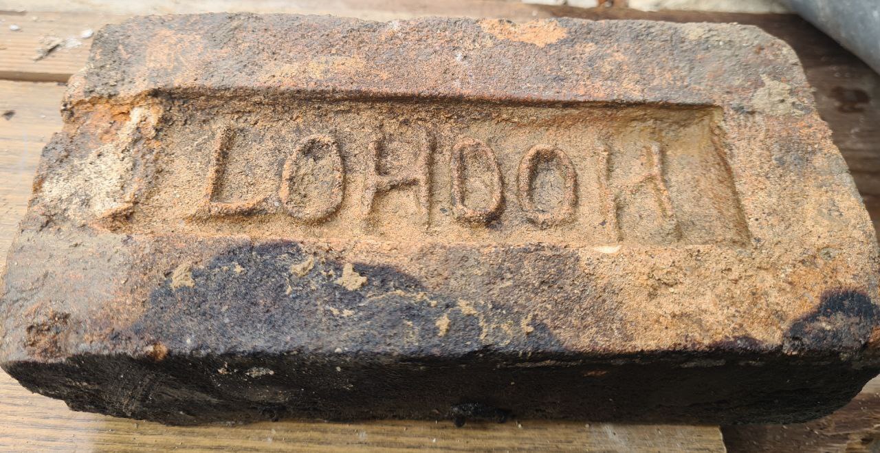 How old could this brick be approximately? - Need advice, Bricks, Archeology, What's this?, Old man