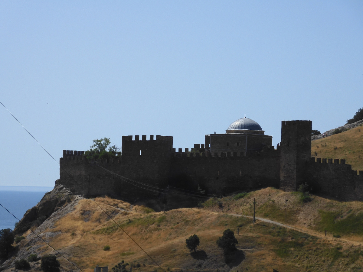 We are back from Crimea. We show the truth about holidays in Crimea. Genoese fortress. View of the wall - My, History, Local history, Architecture, Building, Crimea, Travels, Travel across Russia, sights, Cities of Russia, Туристы, Museum, The city of Sudak, Longpost, The photo