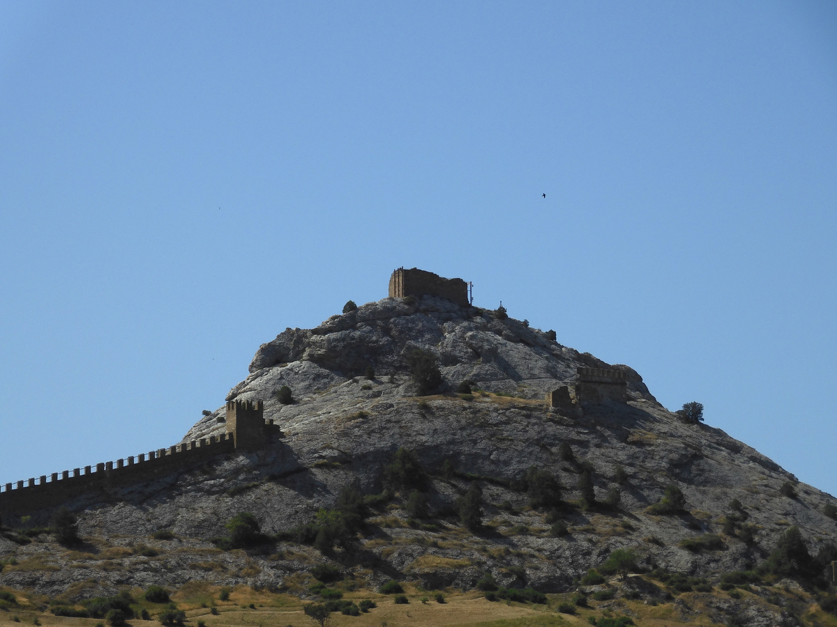 We are back from Crimea. We show the truth about holidays in Crimea. Genoese fortress. View of the wall - My, History, Local history, Architecture, Building, Crimea, Travels, Travel across Russia, sights, Cities of Russia, Туристы, Museum, The city of Sudak, Longpost, The photo