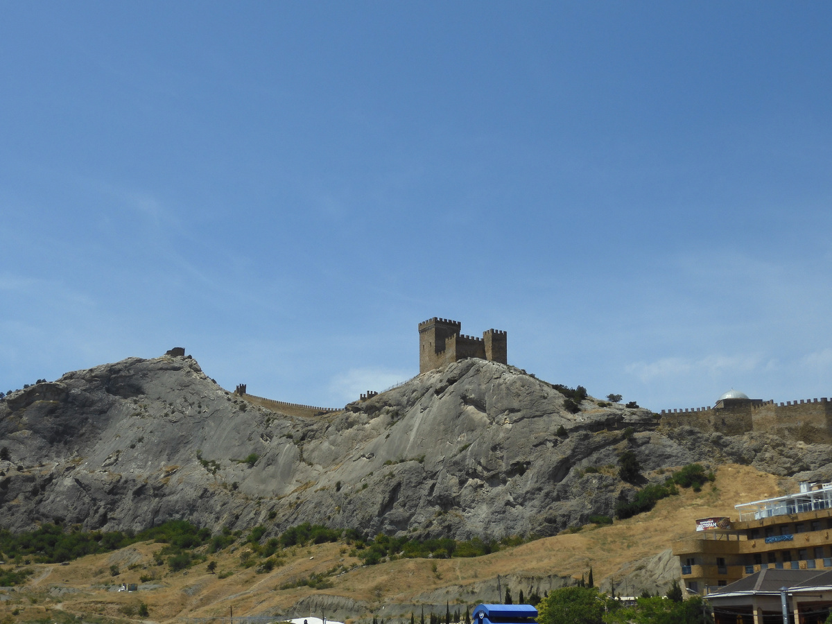 We are back from Crimea. We show the truth about holidays in Crimea. Genoese fortress. View of the wall - My, History, Local history, Architecture, Building, Crimea, Travels, Travel across Russia, sights, Cities of Russia, Туристы, Museum, The city of Sudak, Longpost, The photo