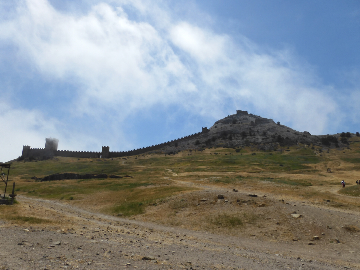 We are back from Crimea. We show the truth about holidays in Crimea. Genoese fortress. View of the wall - My, History, Local history, Architecture, Building, Crimea, Travels, Travel across Russia, sights, Cities of Russia, Туристы, Museum, The city of Sudak, Longpost, The photo