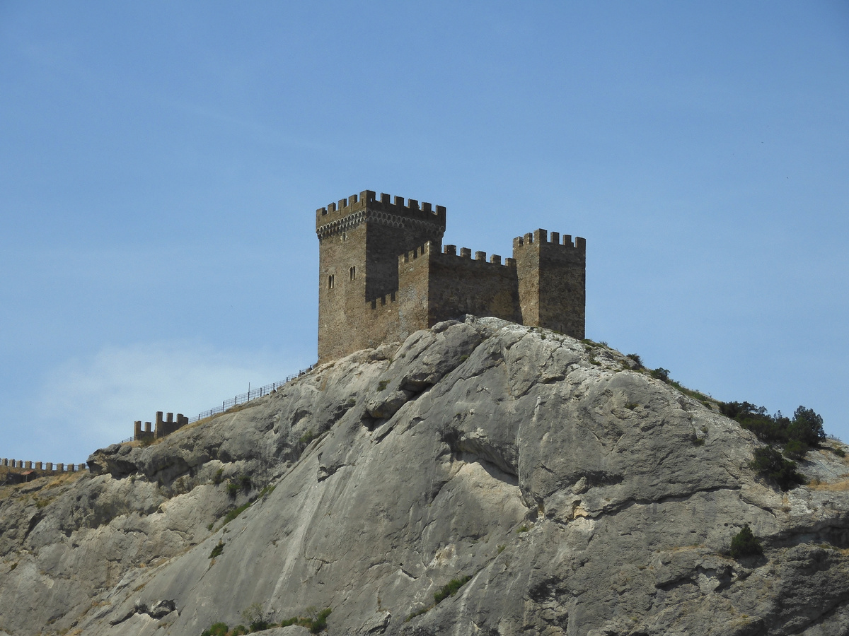 We are back from Crimea. We show the truth about holidays in Crimea. Genoese fortress. View of the wall - My, History, Local history, Architecture, Building, Crimea, Travels, Travel across Russia, sights, Cities of Russia, Туристы, Museum, The city of Sudak, Longpost, The photo