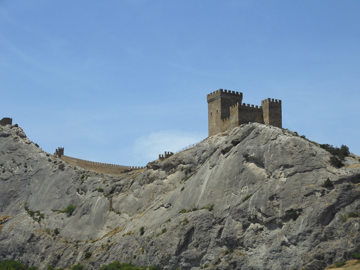 We are back from Crimea. We show the truth about holidays in Crimea. Genoese fortress. View of the wall - My, History, Local history, Architecture, Building, Crimea, Travels, Travel across Russia, sights, Cities of Russia, Туристы, Museum, The city of Sudak, Longpost, The photo