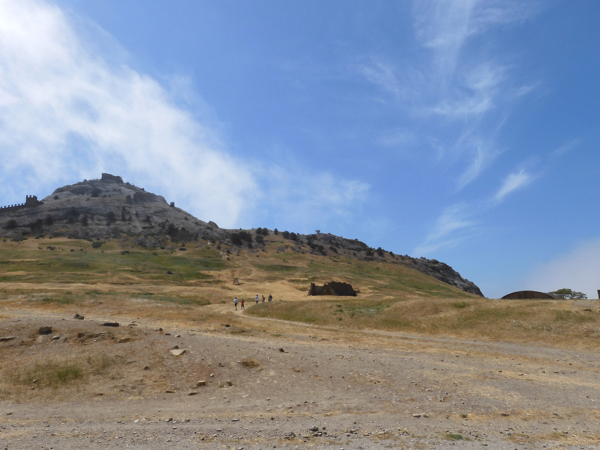 We are back from Crimea. We show the truth about holidays in Crimea. Genoese fortress. View of the wall - My, History, Local history, Architecture, Building, Crimea, Travels, Travel across Russia, sights, Cities of Russia, Туристы, Museum, The city of Sudak, Longpost, The photo