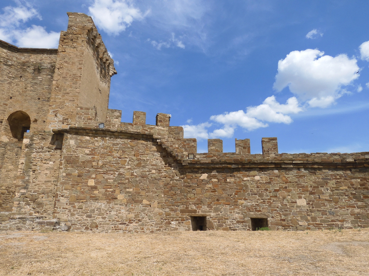 We are back from Crimea. We show the truth about holidays in Crimea. Genoese fortress. View of the wall - My, History, Local history, Architecture, Building, Crimea, Travels, Travel across Russia, sights, Cities of Russia, Туристы, Museum, The city of Sudak, Longpost, The photo