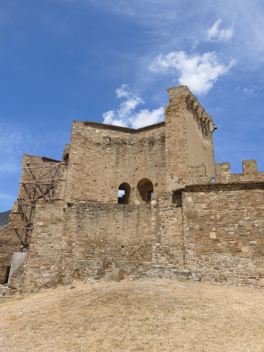 We are back from Crimea. We show the truth about holidays in Crimea. Genoese fortress. View of the wall - My, History, Local history, Architecture, Building, Crimea, Travels, Travel across Russia, sights, Cities of Russia, Туристы, Museum, The city of Sudak, Longpost, The photo