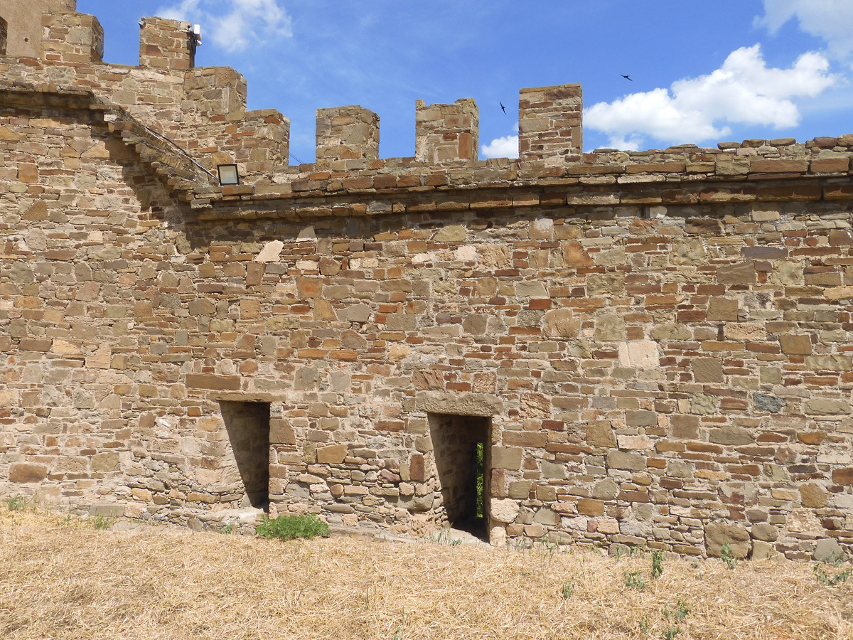 We are back from Crimea. We show the truth about holidays in Crimea. Genoese fortress. View of the wall - My, History, Local history, Architecture, Building, Crimea, Travels, Travel across Russia, sights, Cities of Russia, Туристы, Museum, The city of Sudak, Longpost, The photo