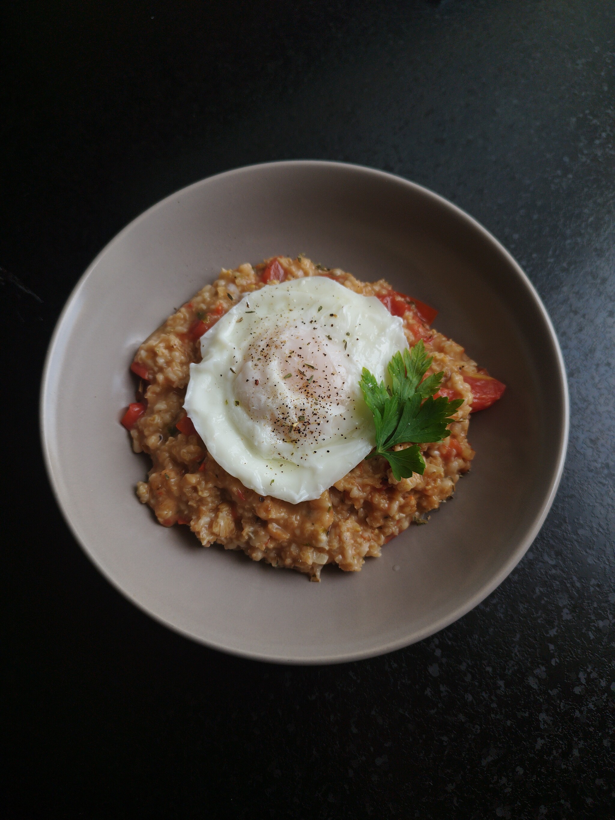 Каша из топора: овсяная каша с помидорами и яйцом - Моё, Еда, Экономия, Бюджет, Кулинария, Рецепт, Каша из топора, Длиннопост