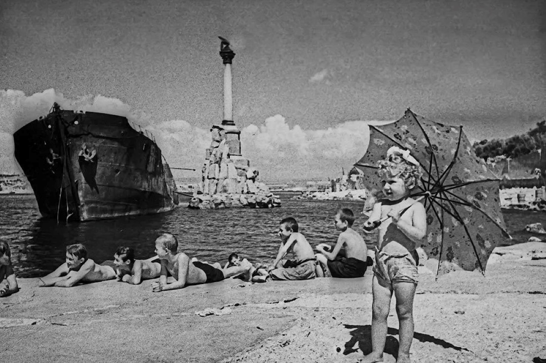 And life again: the beginning of the holiday season in Sevastopol - the USSR, The Great Patriotic War, Sevastopol, Crimea, Relaxation, Black Sea, Recovery, Destruction, Black and white photo, The photo, Old photo, Historical photo, Film, Victory, Winners, Telegram (link), Longpost