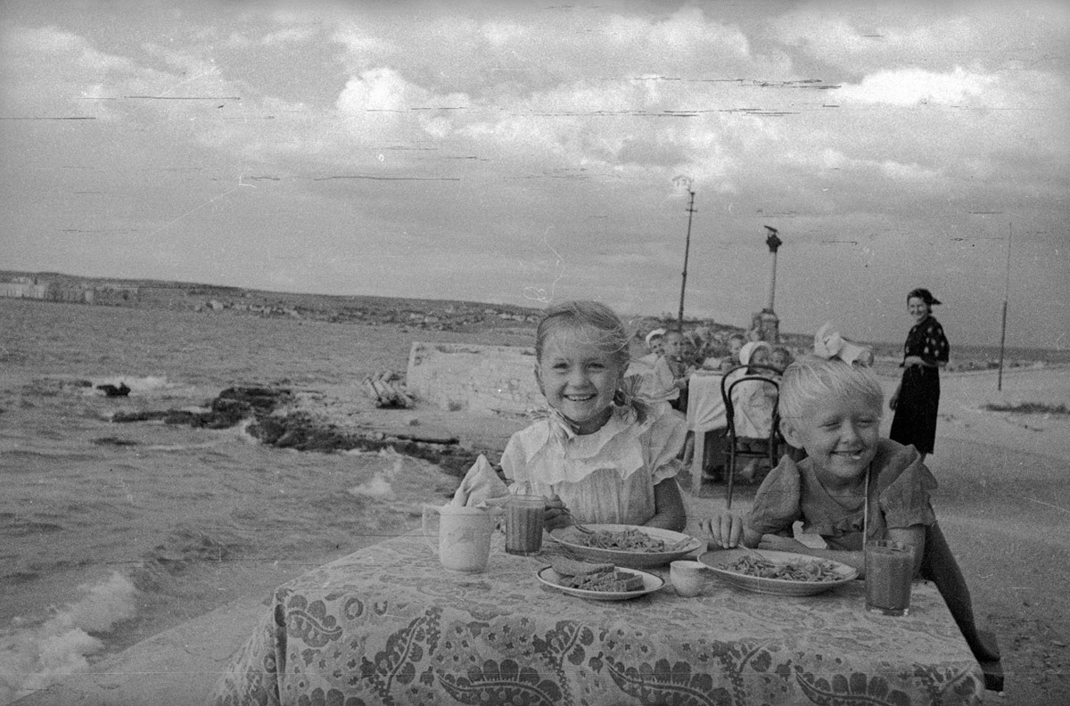 And life again: the beginning of the holiday season in Sevastopol - the USSR, The Great Patriotic War, Sevastopol, Crimea, Relaxation, Black Sea, Recovery, Destruction, Black and white photo, The photo, Old photo, Historical photo, Film, Victory, Winners, Telegram (link), Longpost