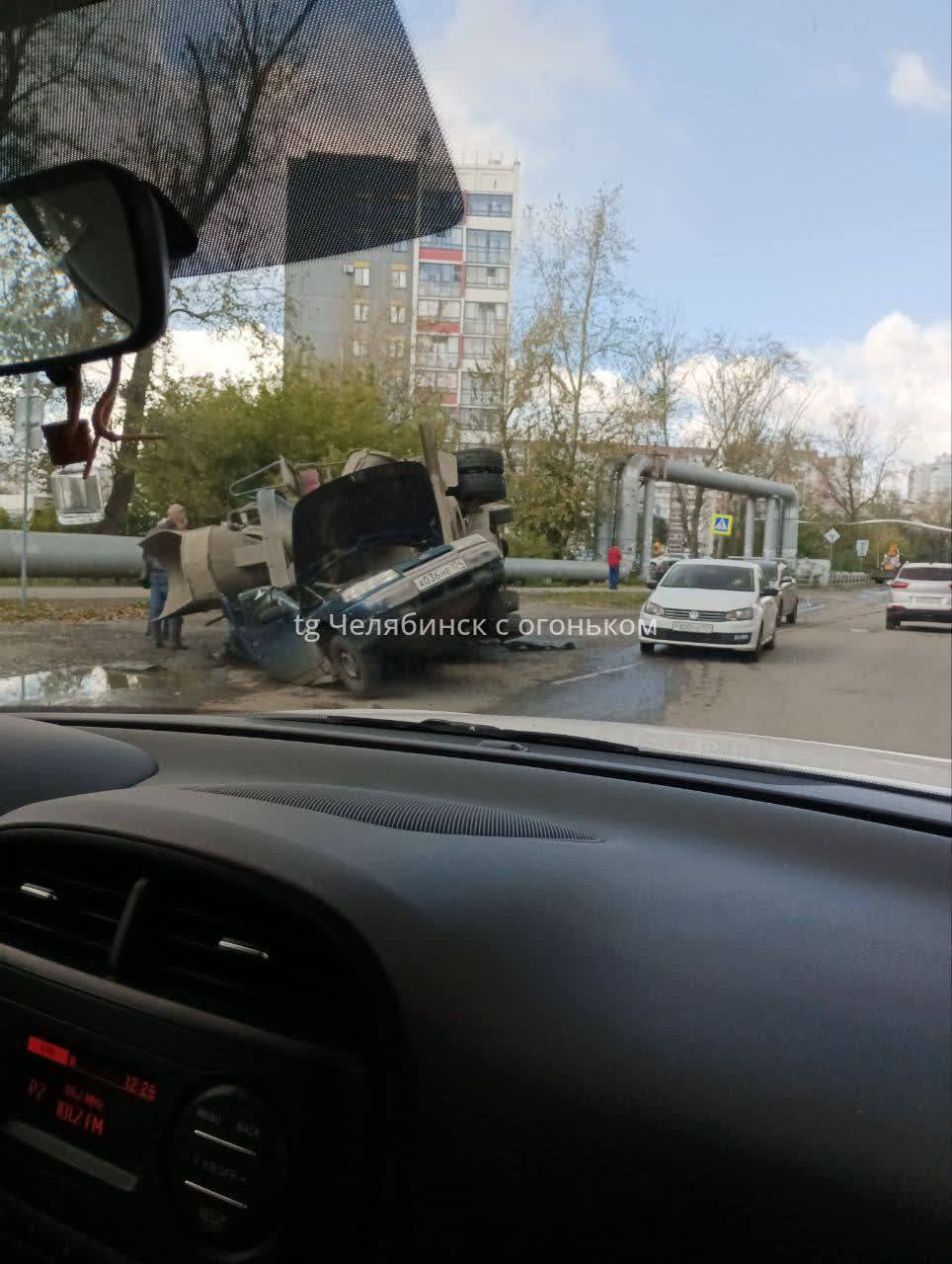 In Chelyabinsk, a concrete mixer crushed a passenger car at an intersection - Crash, Chelyabinsk, Concrete mixer, Overheard, Video, Telegram (link), Longpost