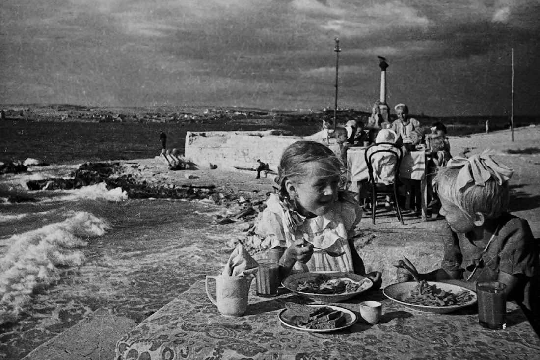 And life again: the beginning of the holiday season in Sevastopol - the USSR, The Great Patriotic War, Sevastopol, Crimea, Relaxation, Black Sea, Recovery, Destruction, Black and white photo, The photo, Old photo, Historical photo, Film, Victory, Winners, Telegram (link), Longpost