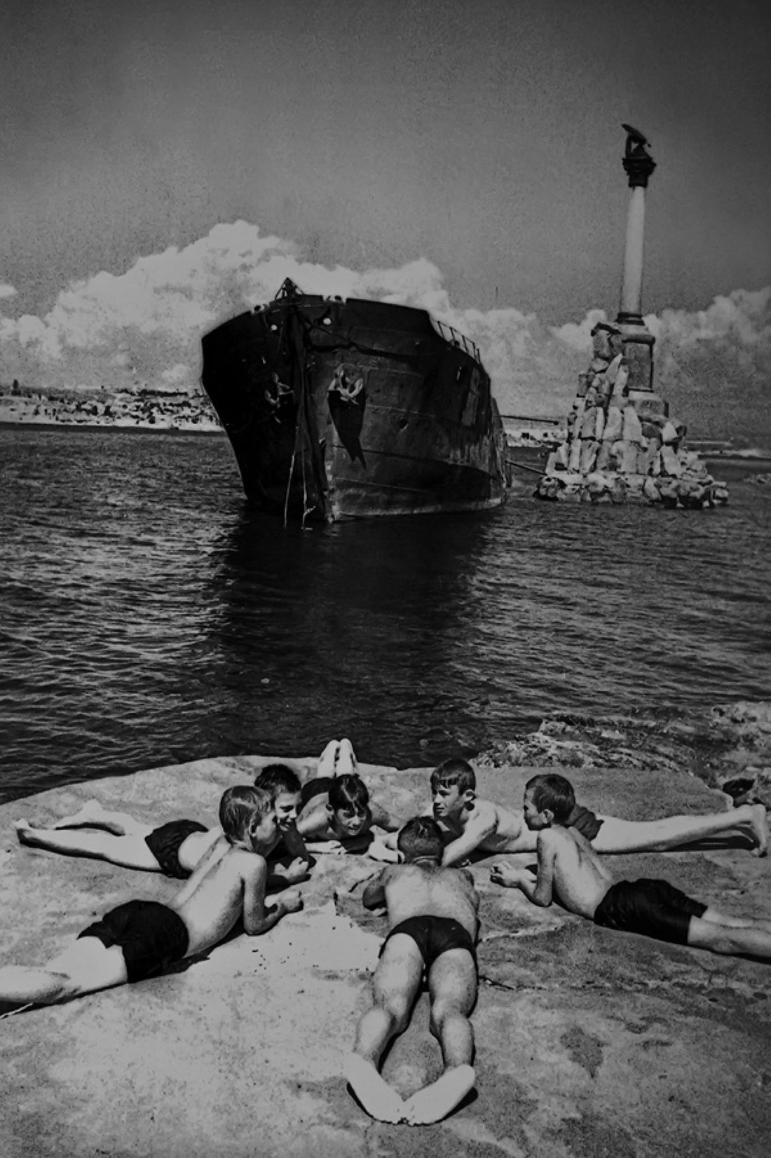 And life again: the beginning of the holiday season in Sevastopol - the USSR, The Great Patriotic War, Sevastopol, Crimea, Relaxation, Black Sea, Recovery, Destruction, Black and white photo, The photo, Old photo, Historical photo, Film, Victory, Winners, Telegram (link), Longpost