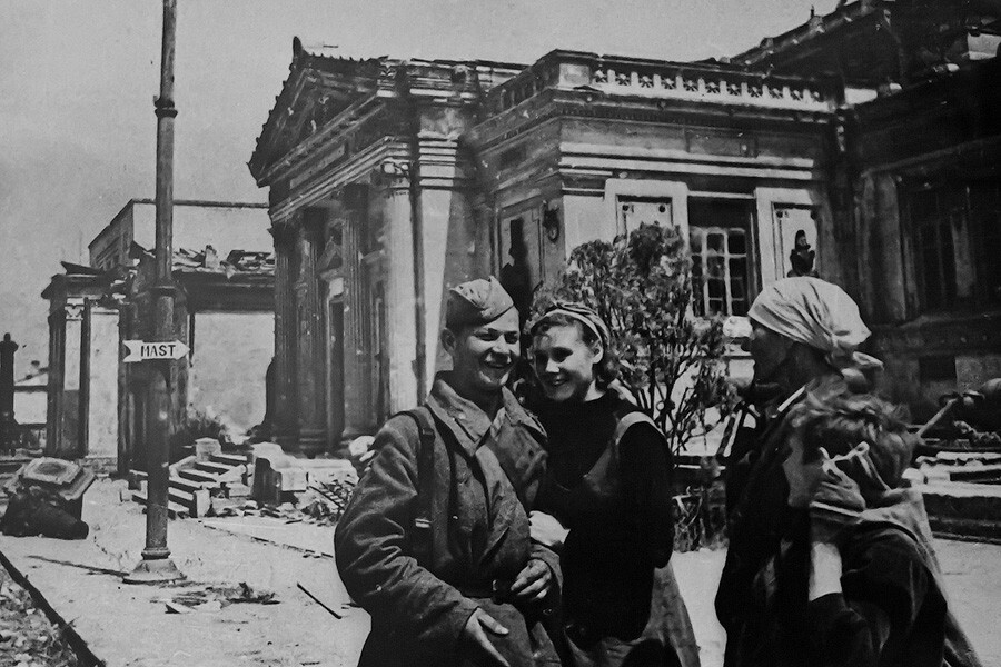 And life again: the beginning of the holiday season in Sevastopol - the USSR, The Great Patriotic War, Sevastopol, Crimea, Relaxation, Black Sea, Recovery, Destruction, Black and white photo, The photo, Old photo, Historical photo, Film, Victory, Winners, Telegram (link), Longpost