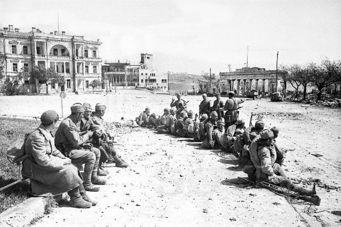 And life again: the beginning of the holiday season in Sevastopol - the USSR, The Great Patriotic War, Sevastopol, Crimea, Relaxation, Black Sea, Recovery, Destruction, Black and white photo, The photo, Old photo, Historical photo, Film, Victory, Winners, Telegram (link), Longpost