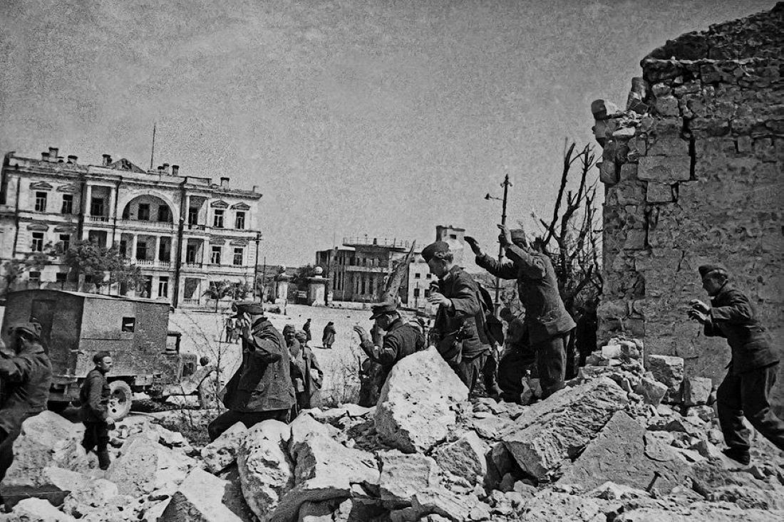 And life again: the beginning of the holiday season in Sevastopol - the USSR, The Great Patriotic War, Sevastopol, Crimea, Relaxation, Black Sea, Recovery, Destruction, Black and white photo, The photo, Old photo, Historical photo, Film, Victory, Winners, Telegram (link), Longpost