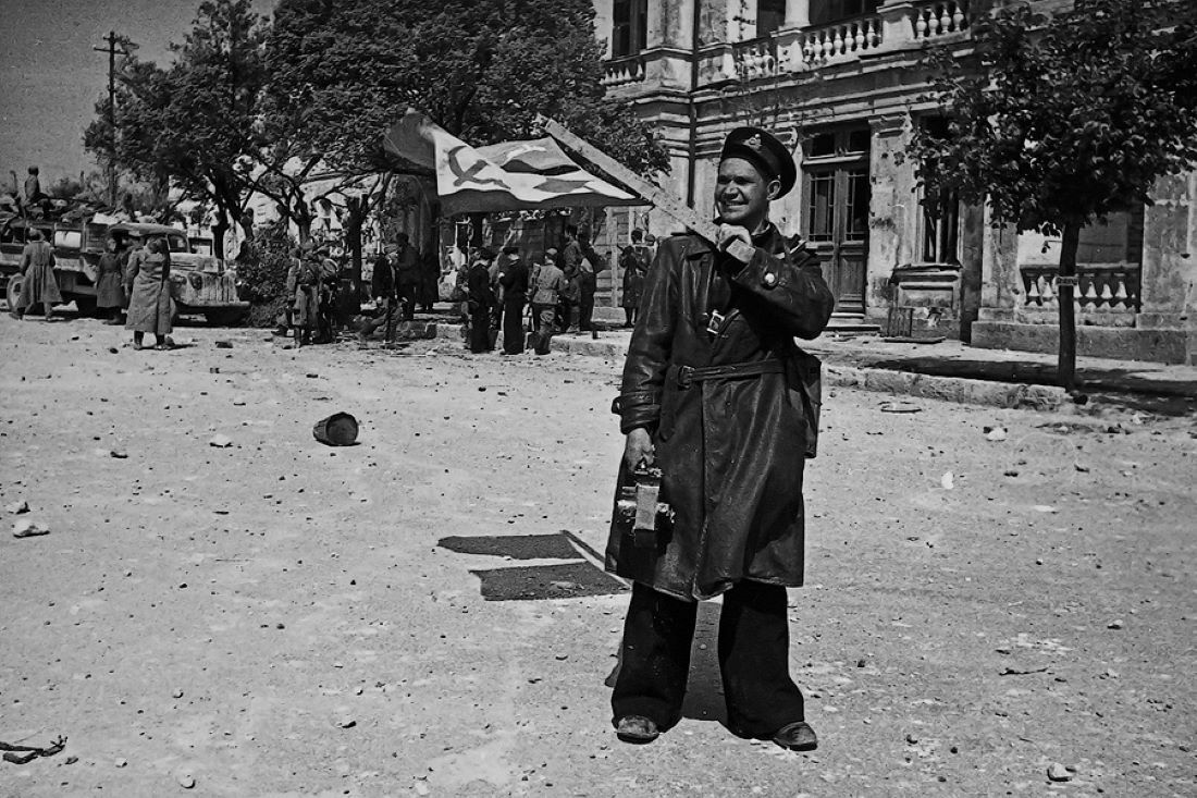 And life again: the beginning of the holiday season in Sevastopol - the USSR, The Great Patriotic War, Sevastopol, Crimea, Relaxation, Black Sea, Recovery, Destruction, Black and white photo, The photo, Old photo, Historical photo, Film, Victory, Winners, Telegram (link), Longpost