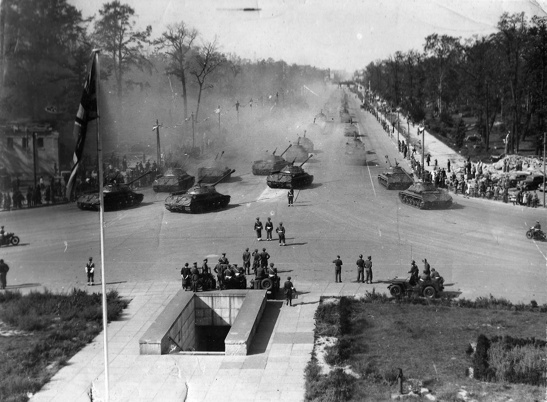 Парад Победы в Берлине - СССР, Великая Отечественная война, История России, Военная история, Парад Победы, Сталин, Нацизм, Георгий Жуков, Историческое фото, Старое фото, Фотография, Telegram (ссылка), Длиннопост