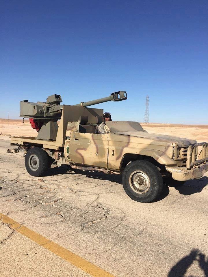 Libyan Toyota Land Cruiser pickups armed with 90mm GIAT F1 low-impulse cannon turrets - Gantruck, Weapon, Longpost