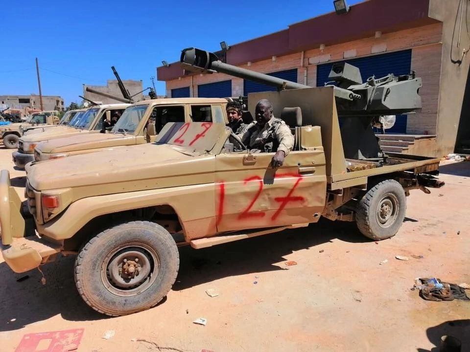 Libyan Toyota Land Cruiser pickups armed with 90mm GIAT F1 low-impulse cannon turrets - Gantruck, Weapon, Longpost