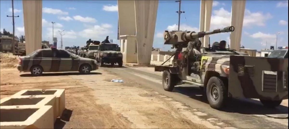 Libyan Toyota Land Cruiser pickups armed with 90mm GIAT F1 low-impulse cannon turrets - Gantruck, Weapon, Longpost