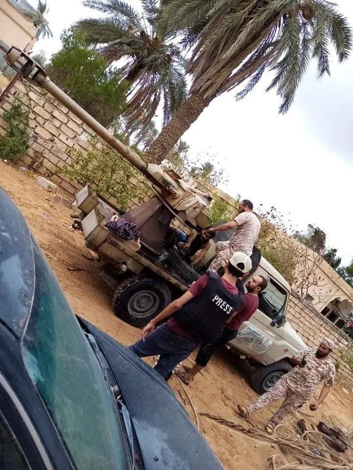 Libyan Toyota Land Cruiser pickups armed with 90mm GIAT F1 low-impulse cannon turrets - Gantruck, Weapon, Longpost