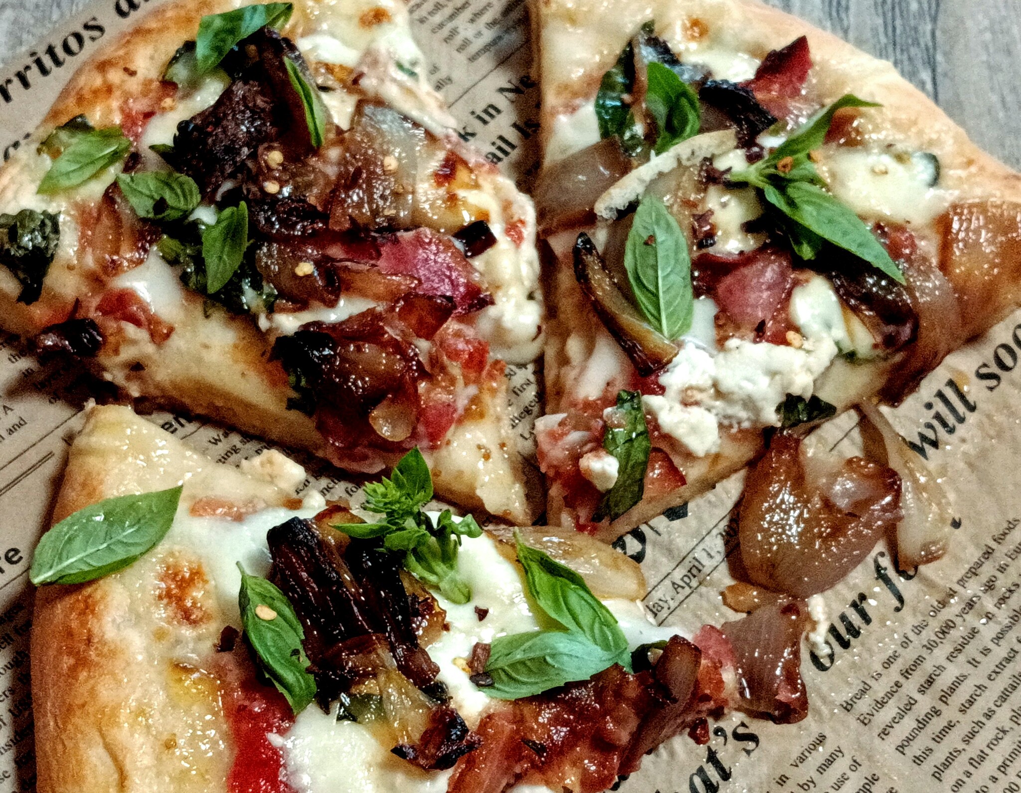 Pizza with caramelized shallots and bacon - My, Recipe, Bacon, Onion, Pizza, Fig, Tomatoes, Goat cheese, Mozzarella, Longpost, Food