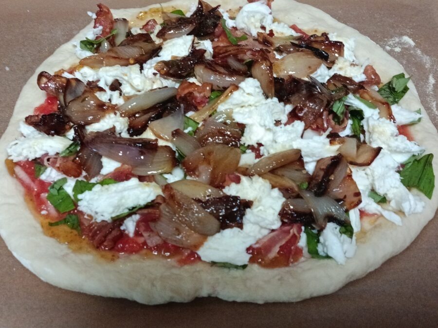 Pizza with caramelized shallots and bacon - My, Recipe, Bacon, Onion, Pizza, Fig, Tomatoes, Goat cheese, Mozzarella, Longpost, Food