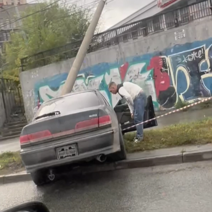 Toyota Mark II rammed and wound around a pole in the Leninsky district of Novosibirsk - Crash, Road accident, Novosibirsk, Drift