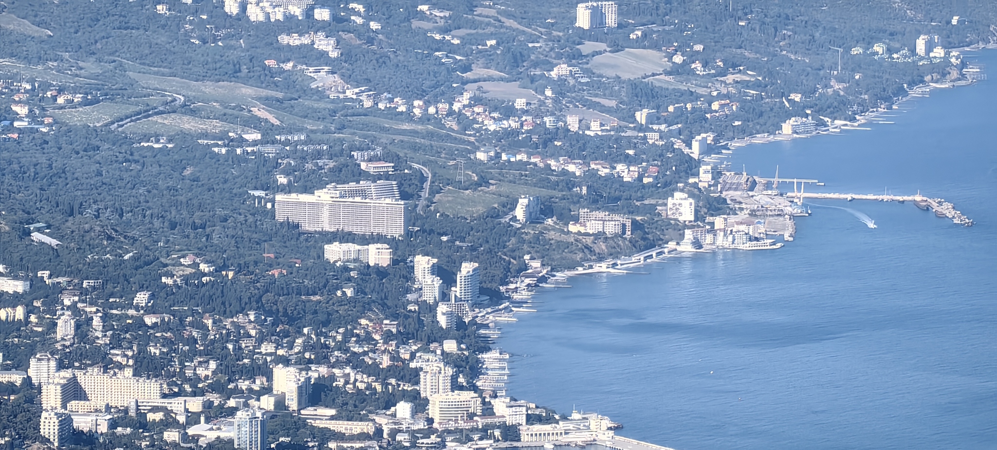 Вид с Охотничьего (под Ай-Петри) на Ялту - Моё, Крым, Ялта, Путешествия, Фотография, Ай-Петри, Длиннопост