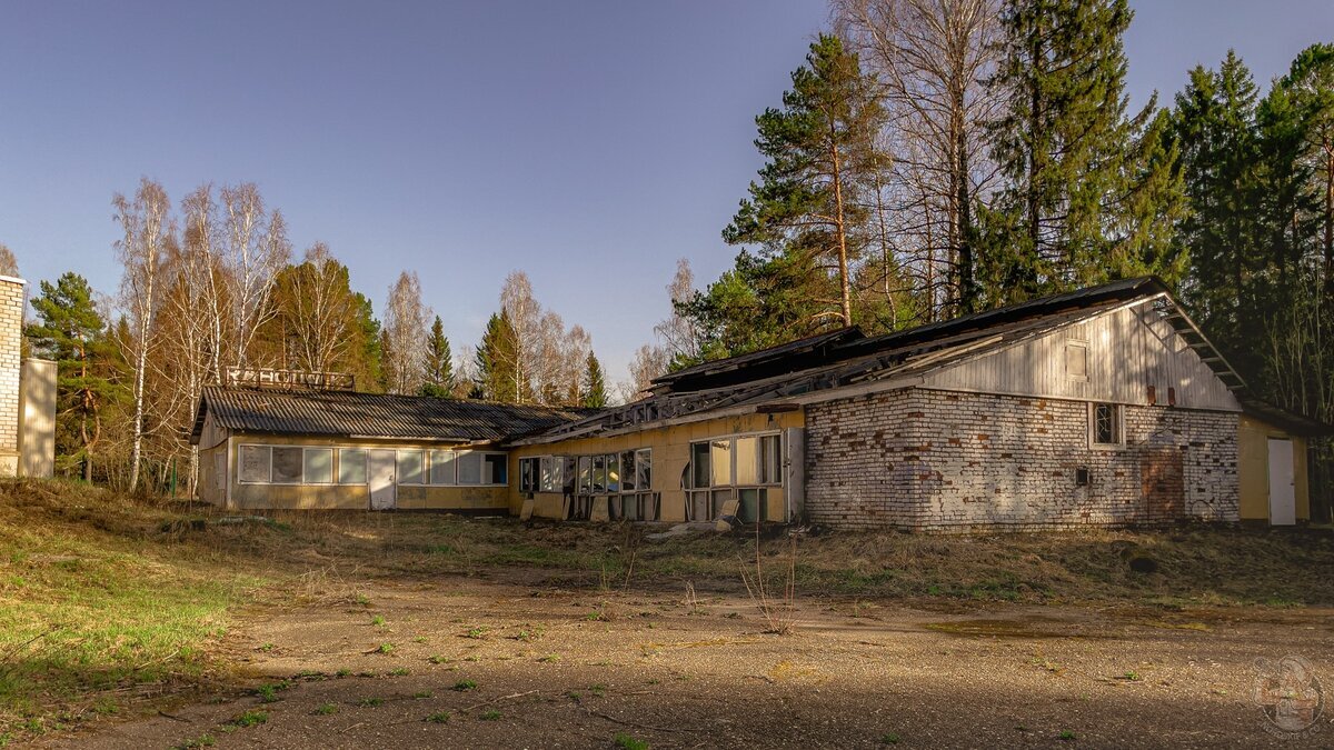 Forest treasure: on the banks of the Kama there are abandoned houses, a canteen, a cinema, a library, and not a soul around... - My, Abandoned, sights, Travels, Local history, Longpost