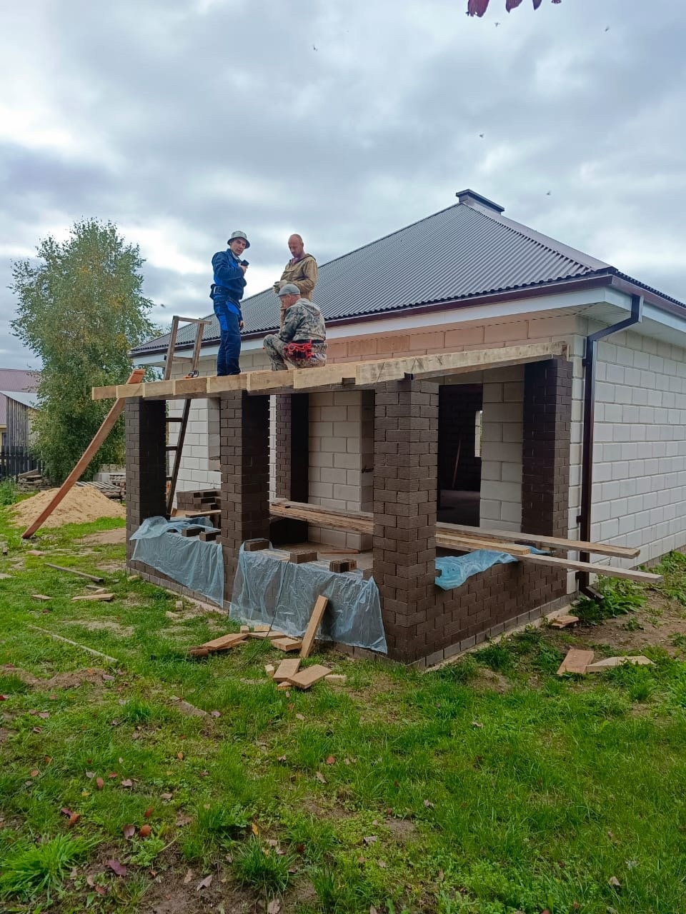 On one of our projects Turnkey House we started installing the roof - My, Building, All about private construction, Porch, Brigade, Builders, Home construction, Longpost