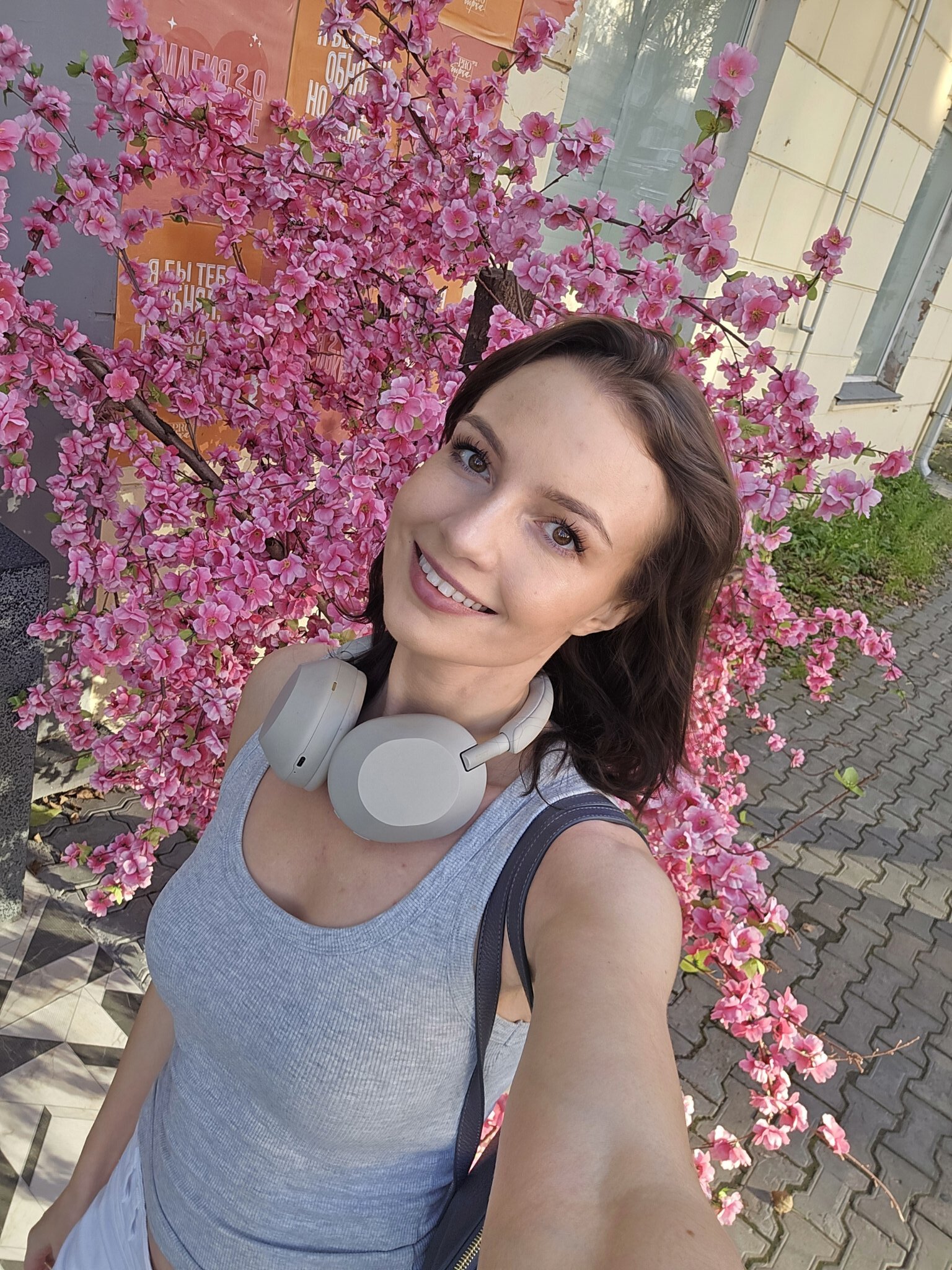 Have a good day - Girls, Models, Brunette, Long hair, Wireless headphones, The photo, Smile