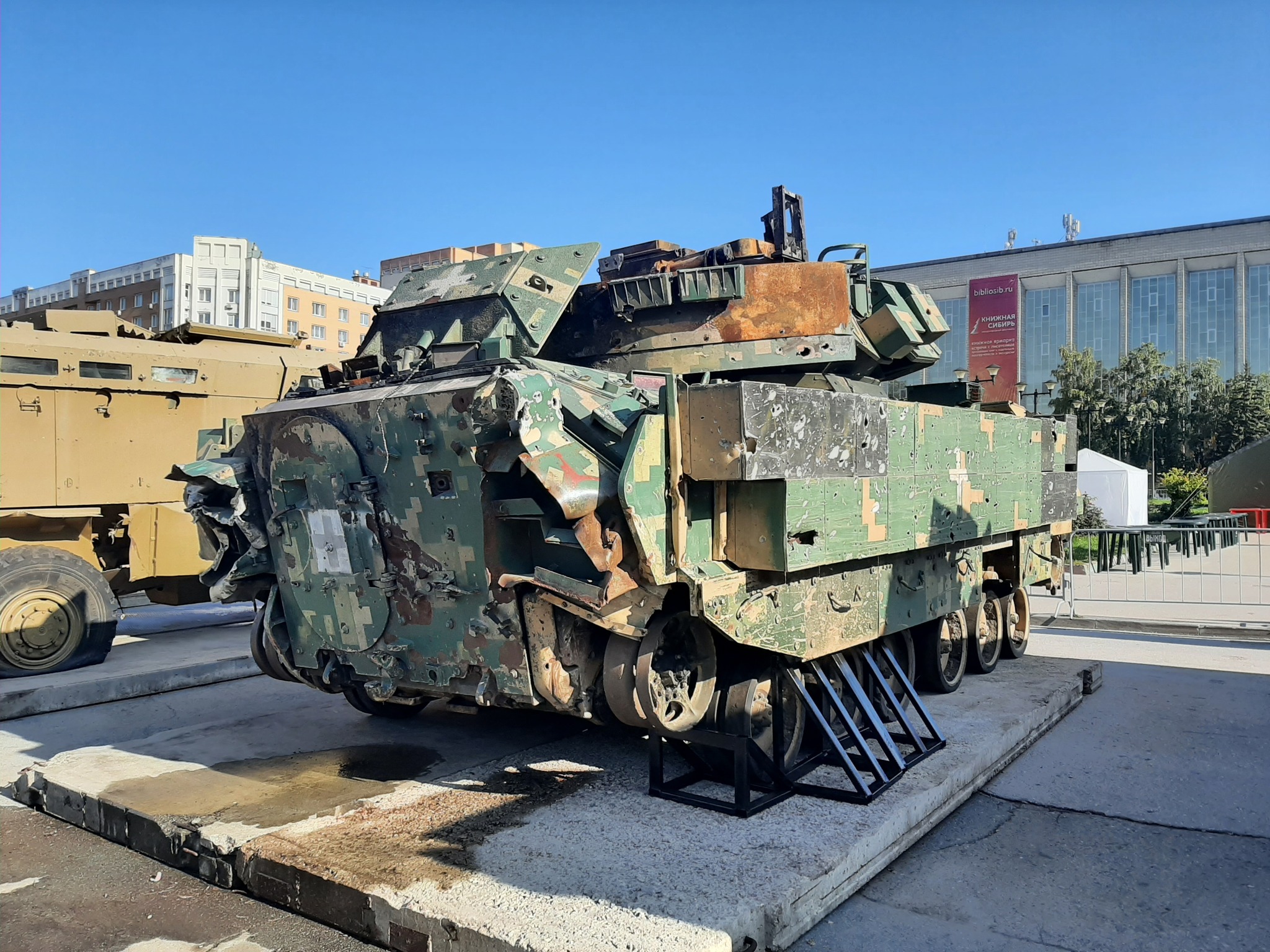 Saturday walk around Novosibirsk: Ob embankment, park and exhibition of captured equipment. Part 1 - My, Autumn, Novosibirsk, Embankment, Ob, Bridge, The park, Exhibition, Trophy, Military equipment, NATO, Tanks, Drone, Drone, Military establishment, Mobile photography, Longpost