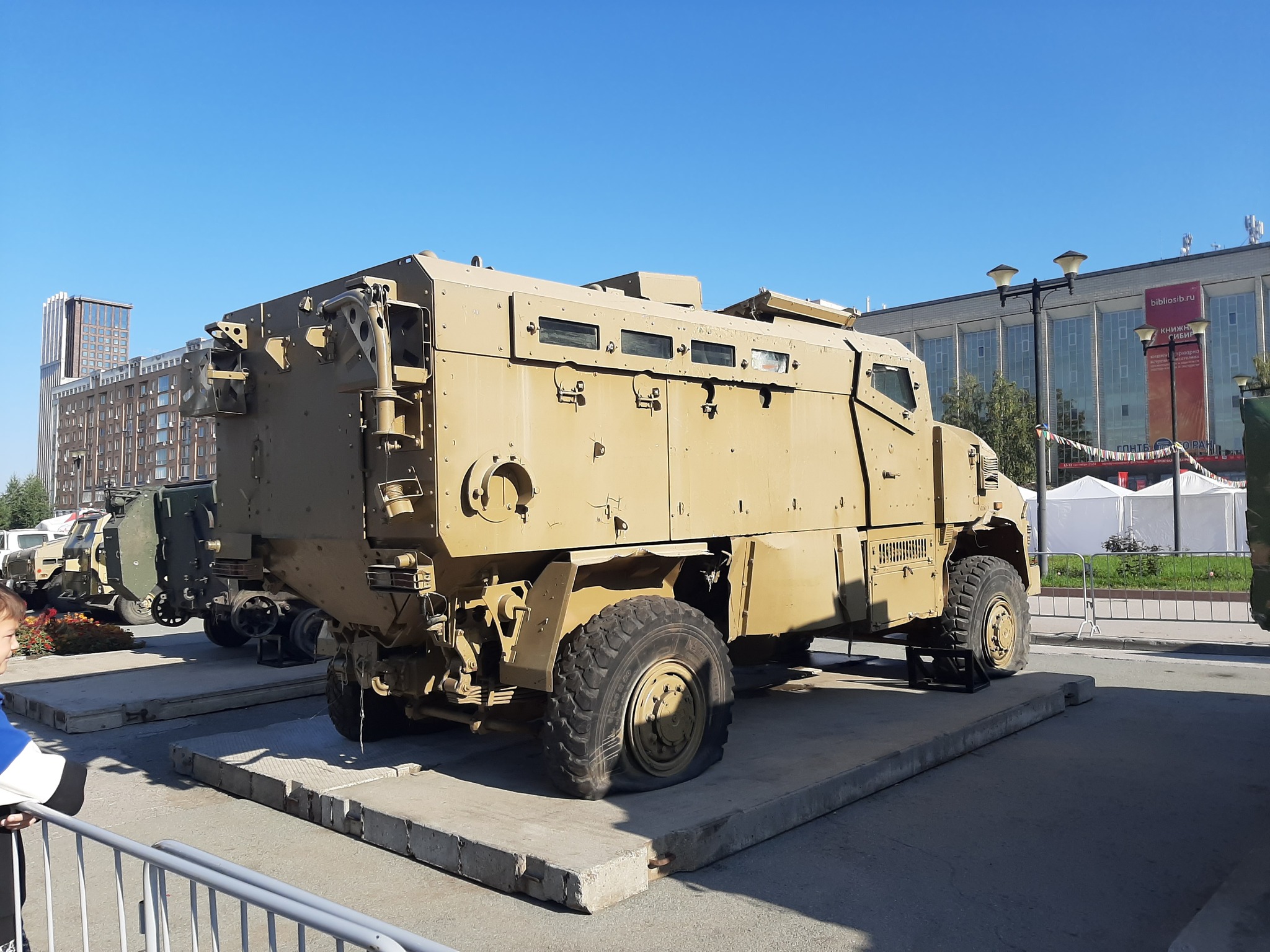 Saturday walk around Novosibirsk: Ob embankment, park and exhibition of captured equipment. Part 1 - My, Autumn, Novosibirsk, Embankment, Ob, Bridge, The park, Exhibition, Trophy, Military equipment, NATO, Tanks, Drone, Drone, Military establishment, Mobile photography, Longpost