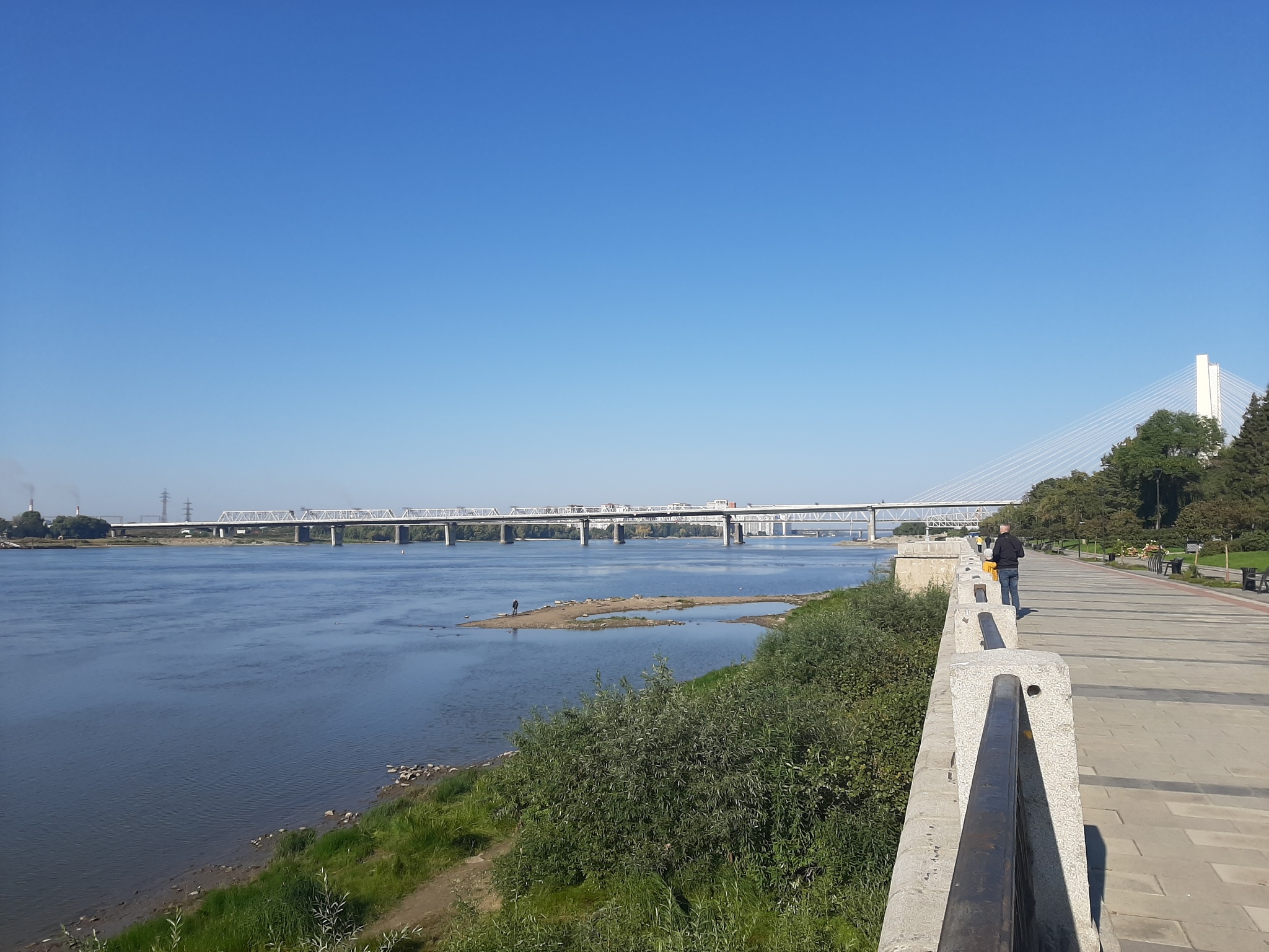 Saturday walk around Novosibirsk: Ob embankment, park and exhibition of captured equipment. Part 1 - My, Autumn, Novosibirsk, Embankment, Ob, Bridge, The park, Exhibition, Trophy, Military equipment, NATO, Tanks, Drone, Drone, Military establishment, Mobile photography, Longpost