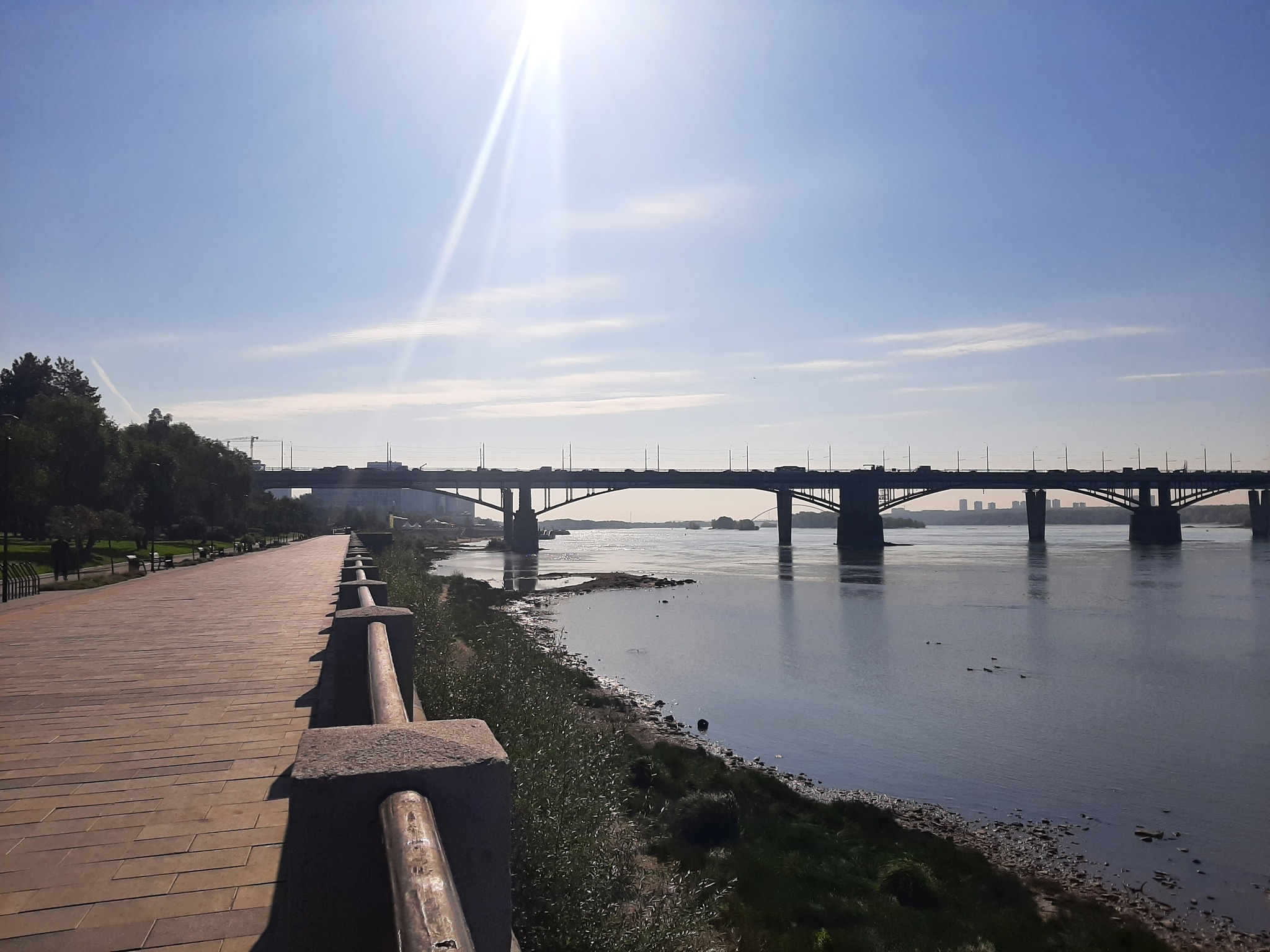 Saturday walk around Novosibirsk: Ob embankment, park and exhibition of captured equipment. Part 1 - My, Autumn, Novosibirsk, Embankment, Ob, Bridge, The park, Exhibition, Trophy, Military equipment, NATO, Tanks, Drone, Drone, Military establishment, Mobile photography, Longpost