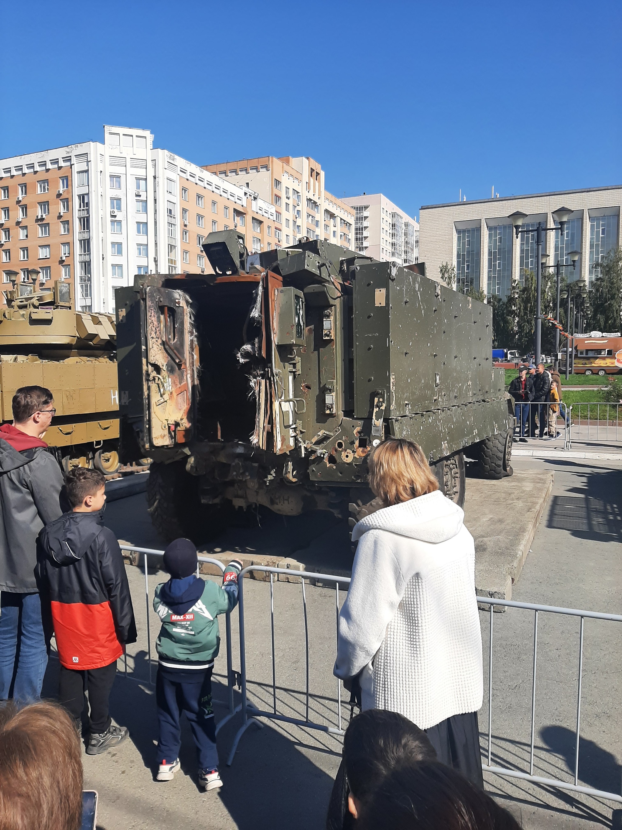 Saturday walk around Novosibirsk: Ob embankment, park and exhibition of captured equipment. Part 1 - My, Autumn, Novosibirsk, Embankment, Ob, Bridge, The park, Exhibition, Trophy, Military equipment, NATO, Tanks, Drone, Drone, Military establishment, Mobile photography, Longpost